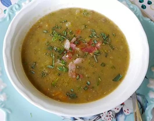 Sopa de lentejas con jengibre y sabio.