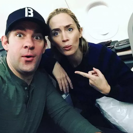 Paparazzi Láska chytiť Emily Blunt a John Krasinsky na červených tratiach. Manželia sa vždy správajú najviac prirodzene, neustále objímajú a zatlačí sa