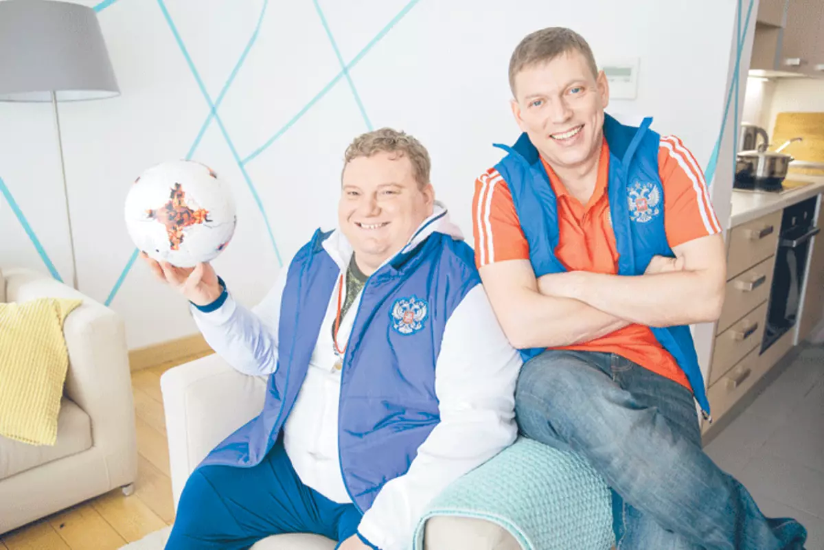 Dmitry Kolchin (esquerda) jogou o treinador da Cook Dima, e Sergey Lavogin - seu amigo Genu. Nos atores definidos tornaram-se um dueto de comédia brilhante