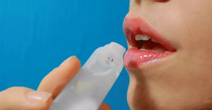 Semua di bibir: bersinar, tongkat dan topeng