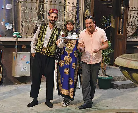 Lai izveidotu īstu austrumu garšu, mākslinieki ar zināšanām par Turcijas valodu tika aicināti izveidot turku valodu, kas izplatījās kafijas paviljonā, Rakhat Lukum un vārīta kukurūza. .