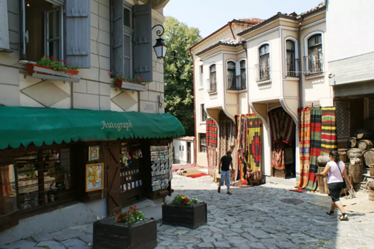 A Bulgaria, rayuwar yawon shakatawa ta inganta - cafes iri-iri, restaurants, disos, sanduna da shaguna