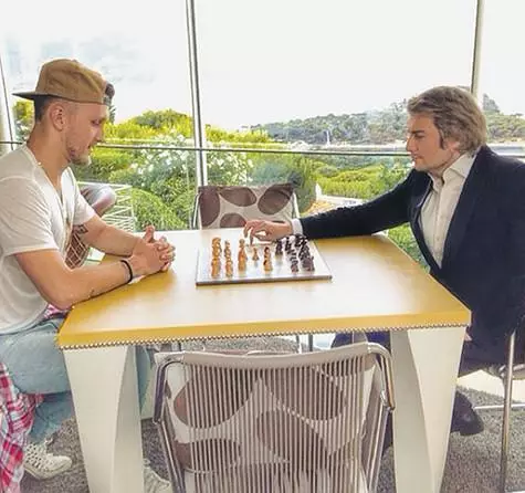 Na Monaco Sasha T-Klah na Nikolay Barv na-egwu egwu nke chess. .