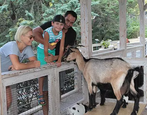 Stas Kostyushkin kasama ang kanyang asawa at anak na lalaki sa contact zoo.