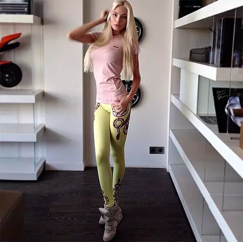 Figure Slender Alena Shishkova rihetiya sohelelan nade. Wêne: Instagram.com/issionAlena92.