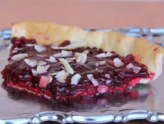 Pastel de arena con bayas y coco.