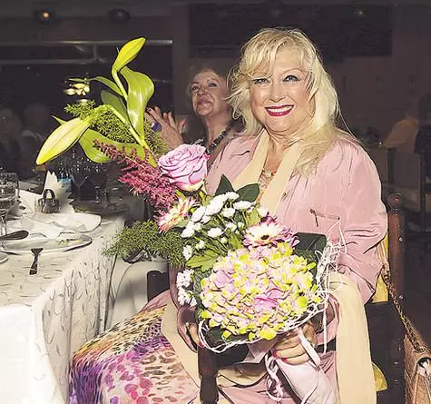 Глумица Ирина Миросххницхенко се утапала у бојама ове вечери: она не само да је донела букет за рођенданске забаве Сергеи Новозхил, али она је сама добила дизајнерски букет од њега. Фото: Сергеј Иванов.