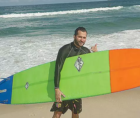 Irakli surfar flera år och red i olika länder. Men sådant nöje från att kommunicera med vågorna, som i Brasilien, upplevde inte någon annanstans. Foto: Personligt arkiv av sångare.