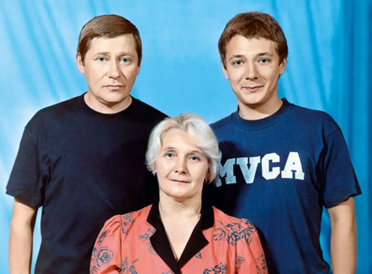 杨与父母。妈妈，瓦伦蒂娜Nikolaevna， - 运动员和父亲，Yuri Viktorinovich， - 演员