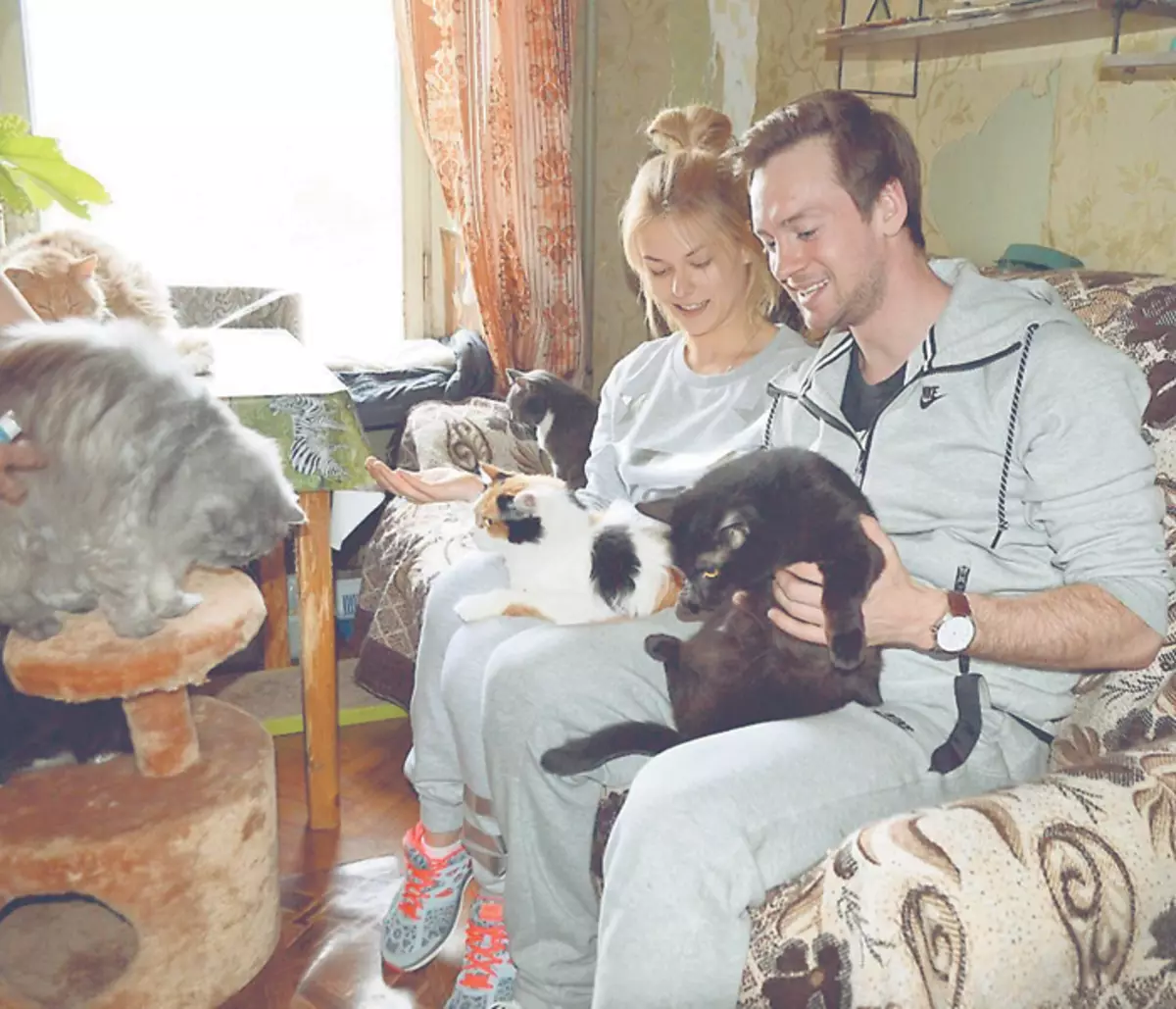Sofya non solo riparato le case di due gatti, ma, insieme al suo partner su "Youchler", Alexander Sokolovsky è un'attivista di movimento in difesa degli animali