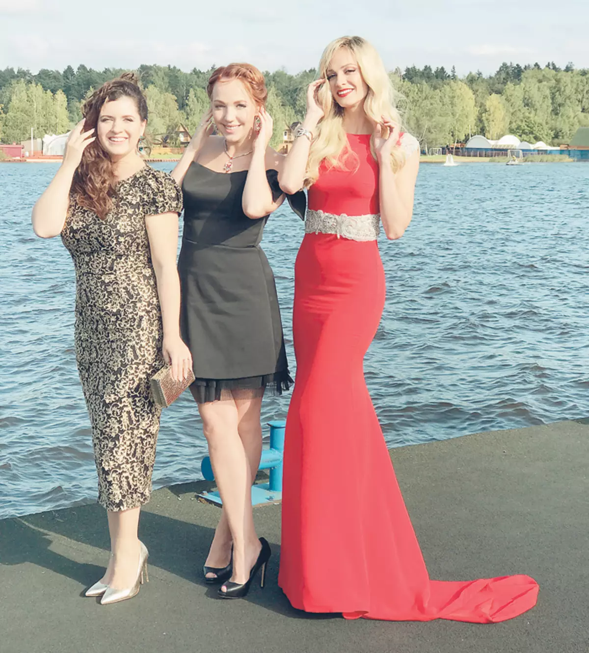 시리즈의 새로운 시즌의 에피소드의 일부는 Saratov에서 촬영되었습니다. Galina Bob, Anastasia Denisova (왼쪽)와 Polina Maksimova (오른쪽) 시리즈의 주요 별은 Volga에서 완벽하게 시간을 보냈습니다.