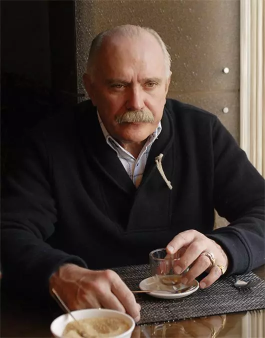 Nikita Mikhalkov: "Kuti ndilandire, muyenera kubwera maliseche ndikutero"