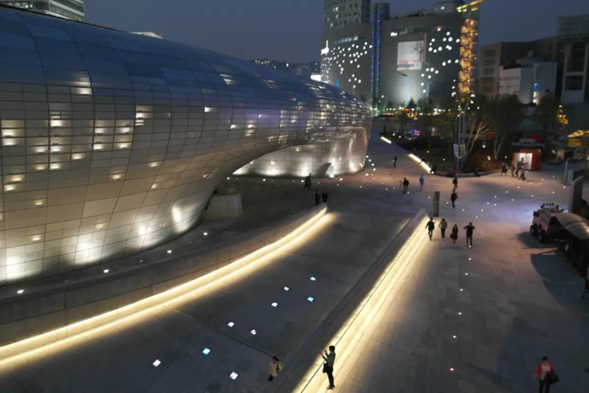Plaza "Dongdamun", gebou op die projek van 'n talentvolle argitek Chahi Hadid, skyn in die nag daardie nuwe jaarboom