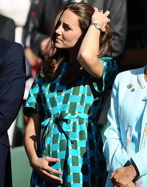 Katika picha za mwisho, Kate Middleton anazidi kufunika tumbo kwa mkono. Picha: Wote wa habari.