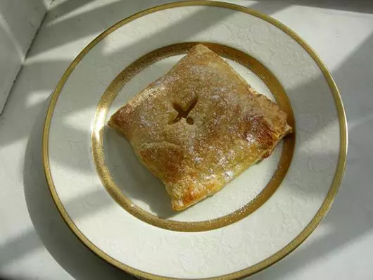 Apples katika caramel na puff pastry.