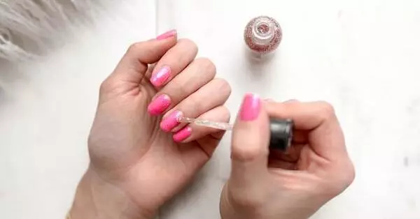 Manicure nzuri: jinsi ya kukabiliana na udhaifu wa msumari