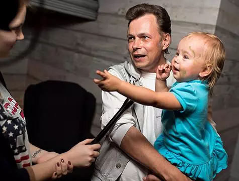 Vladimir Levin với con gái của mình. .