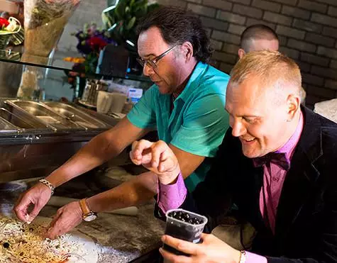 Stepan Menshikov và Mikhail Muromov đã tham gia vào một chiếc bánh pizza. .