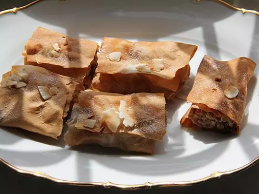 Chuẩn bị strudel với táo