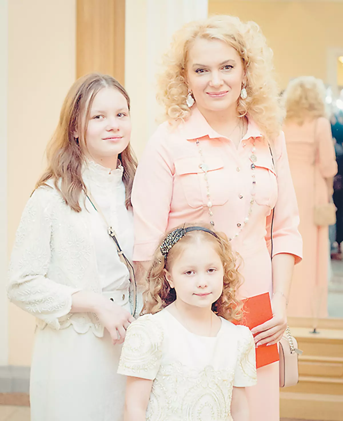 Maria Poroshina - mãe feliz de quatro filhas. Serafim denadentila e agrafeno de oito anos já estão agradáveis ​​aos pais com seus talentos