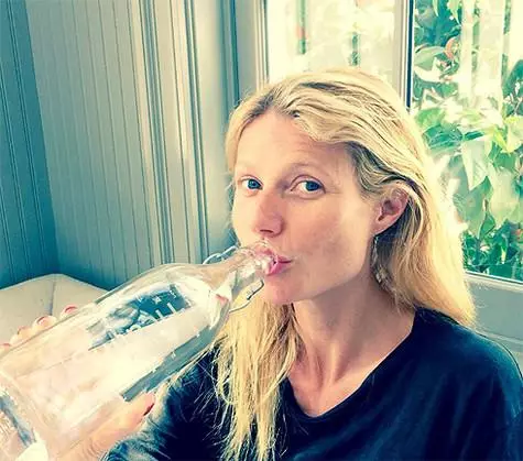 Gwyneth Paltrow mener at det beste middelet for rynker under øynene er kosmetikk med gift Viper. Bilde: twitter.com/@gwynhpaltrow.