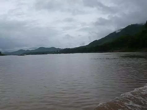 Mekong verkar som att floden tyst och unhurried, men regelbundet upplever resenärer, skickar hinder i form av stenskamningar.