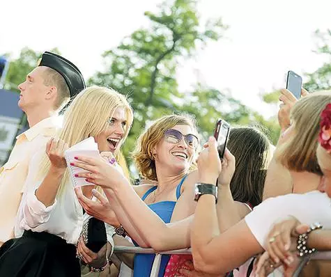 Soči a hosty města nemohli omezit potěšení, když vzhled Nastya Zadorozhnaya a nedovolil ji jít od trati na dlouhou dobu, žádat o autogramy. Foto: Gennady Avramenko.