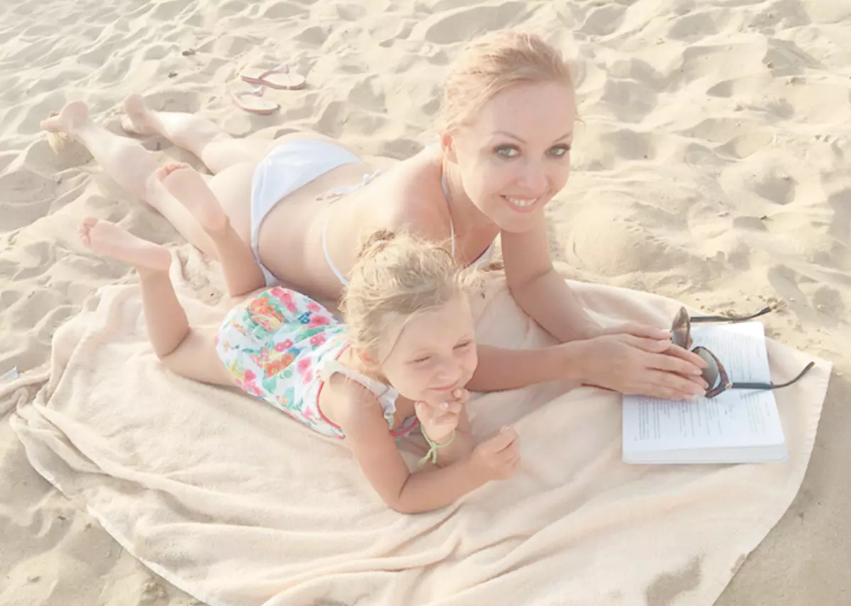 IRA junto con la hija Marichka en la playa en Bulgaria. En este país, descansaron este verano.