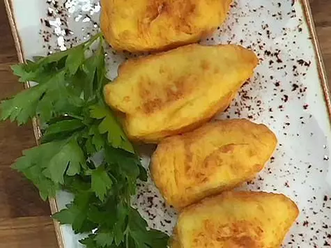 Potato Patties với gà ở Brazil. .