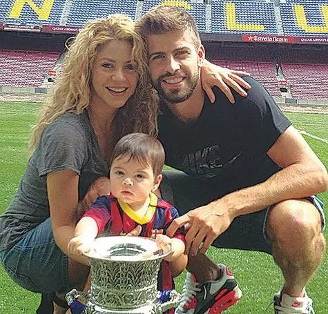 Shakira amb el seu marit, defensor del llegendari "Leopard" i de l'equip nacional espanyol de Gerarr Peak. Foto: twitter.com.