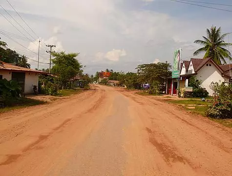 Vientiane'den bir sonraki durağımızdan önce - sadece 150 kilometre. Ancak uzun süre gitmek gerekliydi: Laos'ta, Tayland'ın aksine, korkunç yollar.