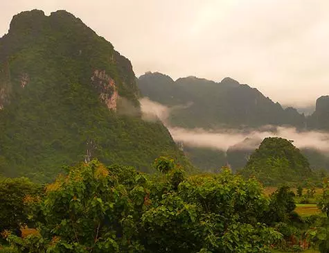 I viaggiatori provenienti da tutto il mondo vanno a van Vieng: i luoghi qui sono unici.