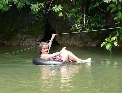 ... o impara Grotte carsiche locali, alcune delle quali sono inondate d'acqua.