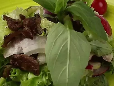 Salad mùa hè từ củ cải với thịt. .