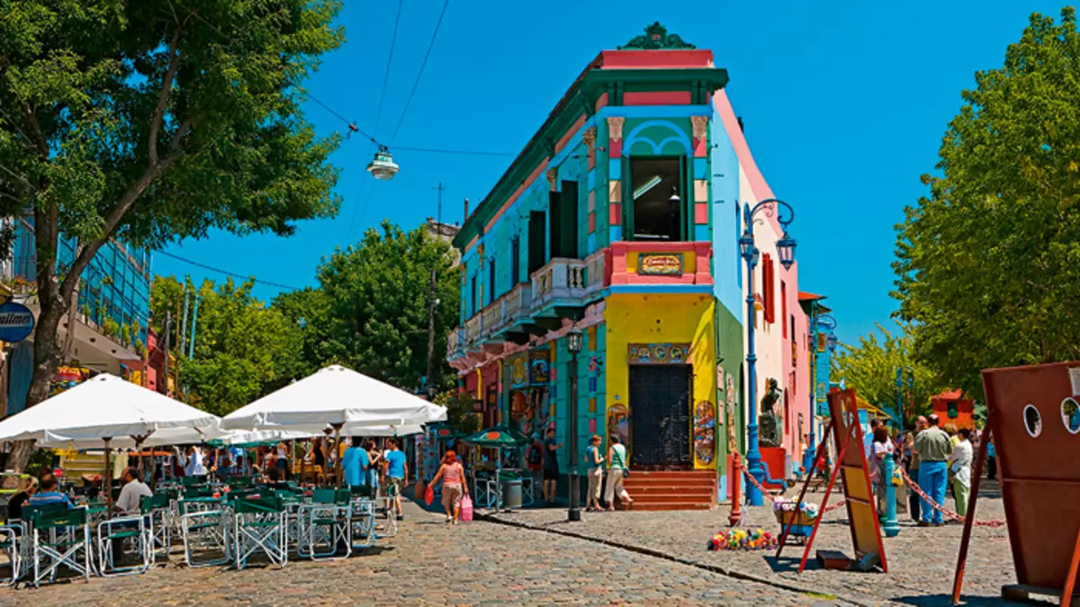 Çubuklar ve dükkanların açık olduğu ünlü renkli evlere sahip La Boca alanı