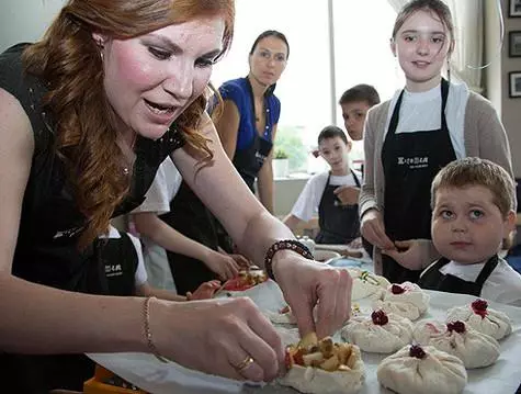 Las estrellas juntas con los niños horneados. .