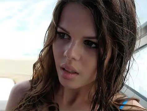 ビデオのロマンチックなヒロインは、タイトル「世界のミスダイビング2013」を持つバレンタインバーディンモデルをプレイしました。 。