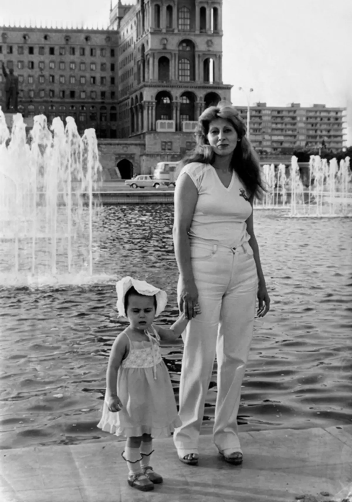 Детството на нашата хероина помина во Баку. Во фотографијата - со мама