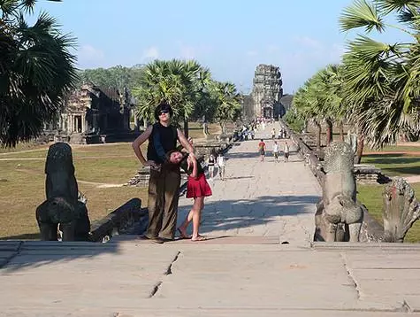 ... посети Камбоджа с уникалния си храм комплекс Анкор-Ват ...