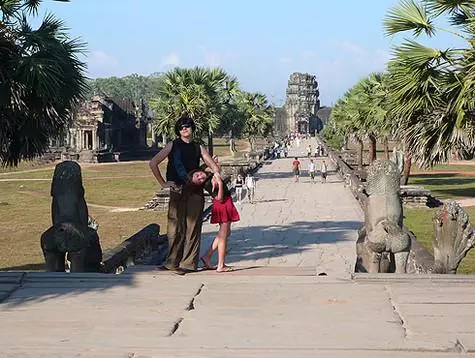 ... Gibisita ang Cambodia sa iyang talagsaon nga Temple Complex Ankor-Wat ...