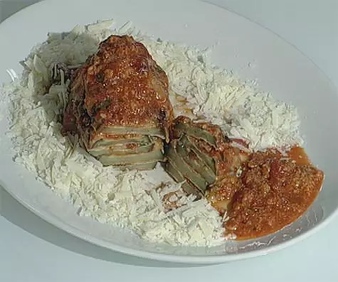 Parmjano (ခရမ်းချဉ်သီး casserole) ။ ။