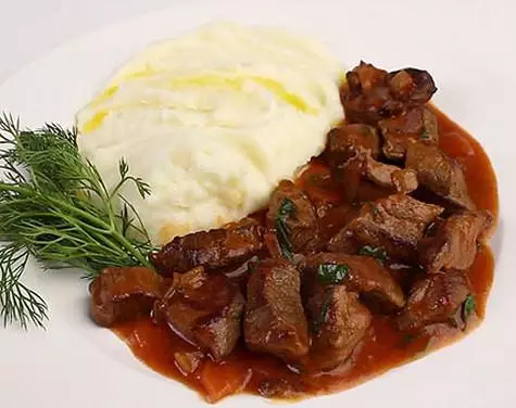 Goulash du boeuf avec des pommes de terre menthe. .