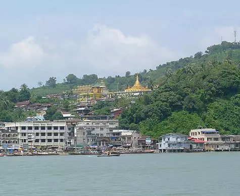 300 kilometer saka Phuket yaiku Myanmar, ing ngendi wong manca golek prangko sabanjure ing paspor.