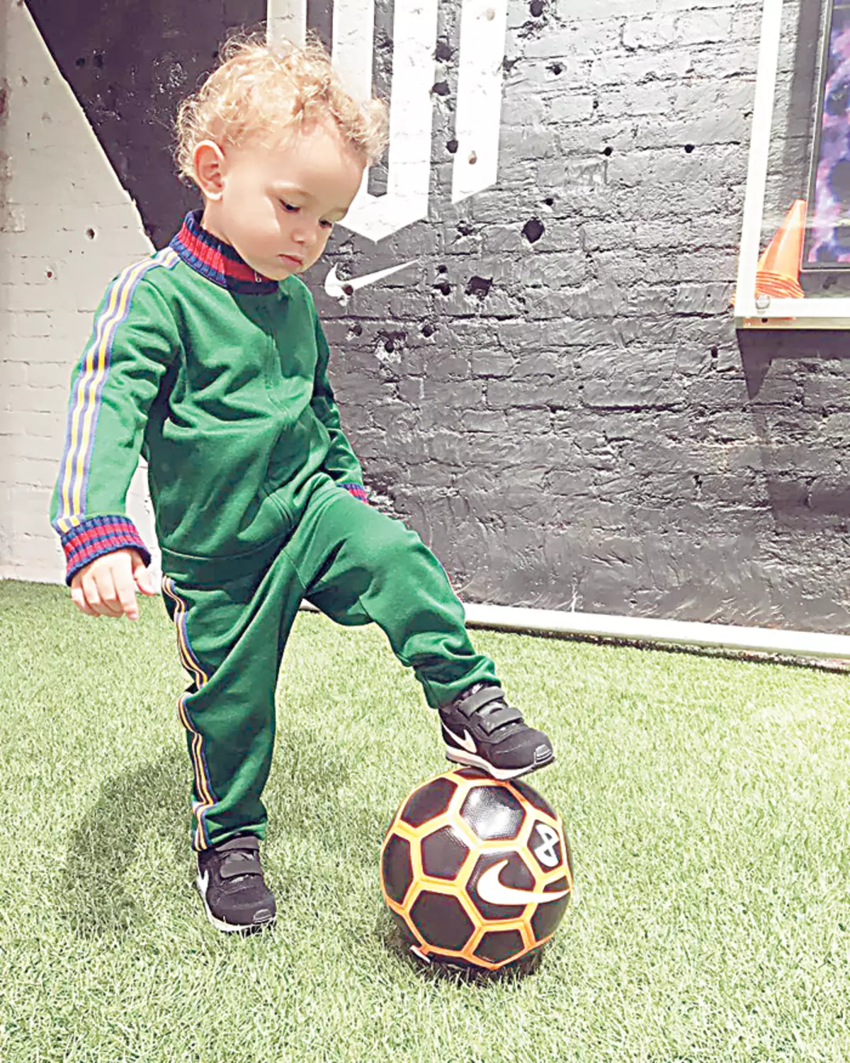 El miembro más joven de la familia Zhirkov, el hijo de Daniel, ningún día puede vivir sin un partido de fútbol.