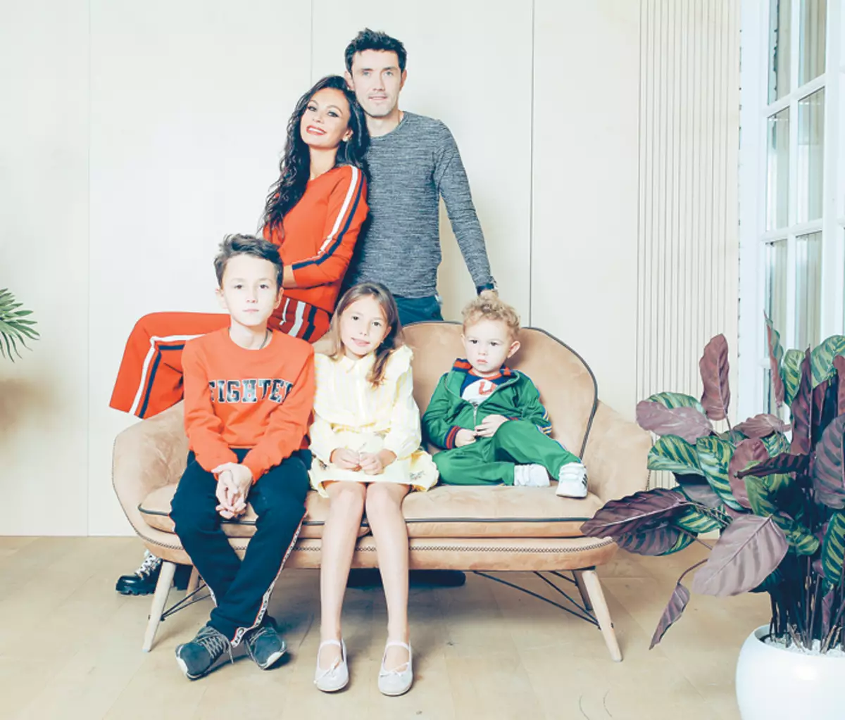 Inna e Yuri crecen tres fermosos fillos: SONS Dmitry e Daniel, así como a filla de beleza Milán