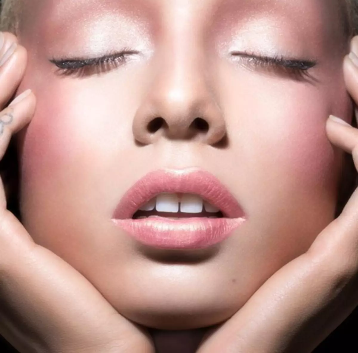 Hãy chắc chắn sử dụng Blush trong trang điểm