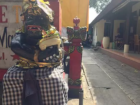 Standues wêrfan Balinese ynwenners Magic-kapasiteiten ferwachtsje, oanklaaie yn nachts, as se nachts nei it libben komme (en se soargje dat se lokale bewenners binne, sille se al oanklaaie.