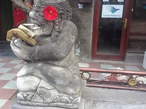 Statuer ikke kun klædt op, men endda leveret med bøger og cigaretter.