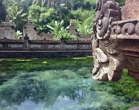 များစွာသောသူတို့ကို Bali Finitside လို့ခေါ်တယ်။ အချို့သောနေရာများတွင်သဘာဝလွန်အရာသည်သင်အမှန်တကယ်ဖြစ်ပျက်နေသည်။