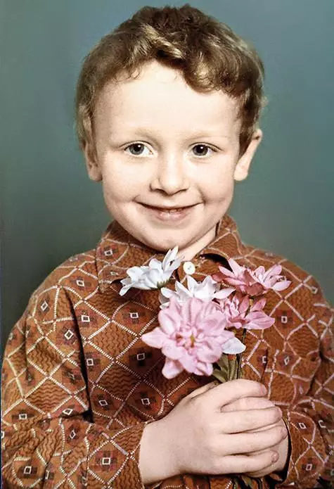 في مرحلة الطفولة، كان إيليا من محبي ديفيد كوبرفيلد. صورة فوتوغرافية: الأسرة أرشيف براذرز سيبرون.